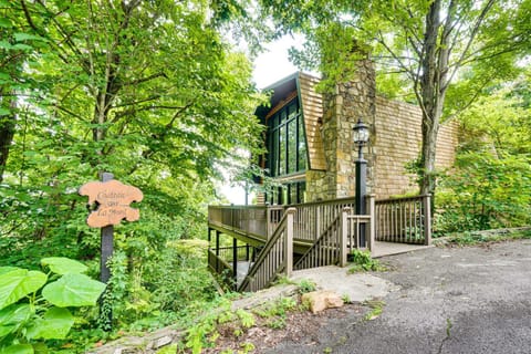 Stunning Views, Hot Tub, 3 Decks Gatlinburg Cabin Cabin in Gatlinburg