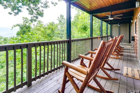 Stunning Views, Hot Tub, 3 Decks Gatlinburg Cabin Cabin in Gatlinburg