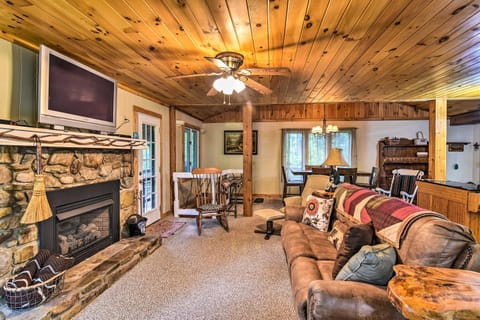 Robbinsville Cabin with Deck 3 Mi to Fontana Lake! Maison in Stecoah
