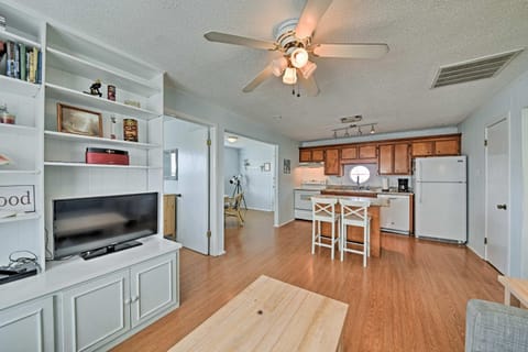 Cozy Galveston Home with Deck Less Than Half-Mi to Beach! House in Galveston Island