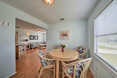 Cozy Galveston Home with Deck Less Than Half-Mi to Beach! House in Galveston Island