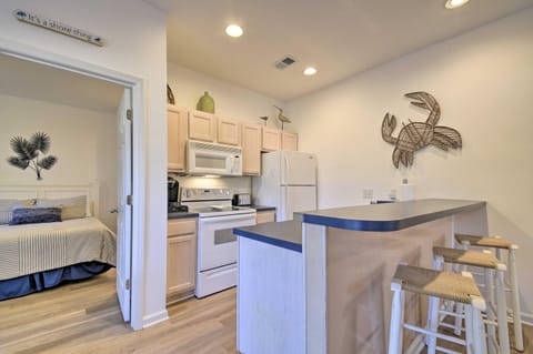 Sunset Beach Retreat - Monthly Rentals Welcome! Apartment in Sunset Beach