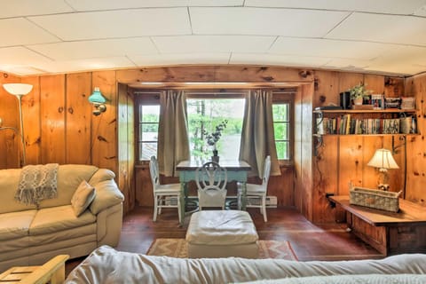 Rustic Berkshires Cottage at Lake Buel with Kayaks! Maison in Lake Buel