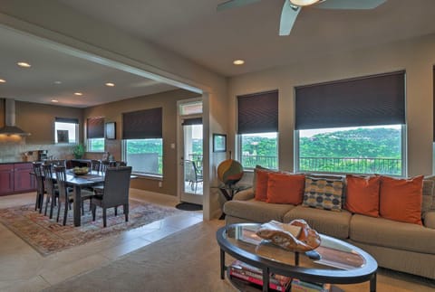 Chic Villa with Infinity Pool, 10 Miles to Downtown! Casa in Lake Austin