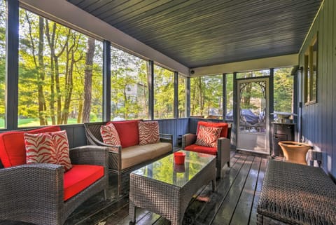 Lake Harmony Resort Home with Deck and Fire Pit! Casa in Hickory Run State Park