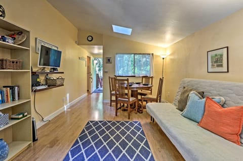 Quiet Cottage with Redwood Forest Views and Deck! Haus in Guerneville