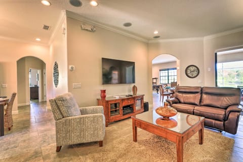 Spacious Kissimmee Gem with Pool and Spa Near Disney! Casa in Four Corners