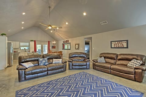 Modern Retreat with Gas Grill - Walk to Lake Texoma! Maison in Lake Texoma