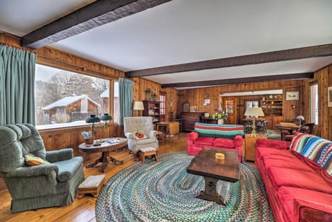 Chester Farmhouse on 100 Acres, 15 Min to Okemo! Haus in Chester