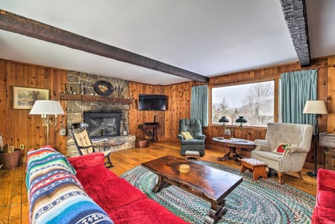 Chester Farmhouse on 100 Acres, 15 Min to Okemo! Haus in Chester