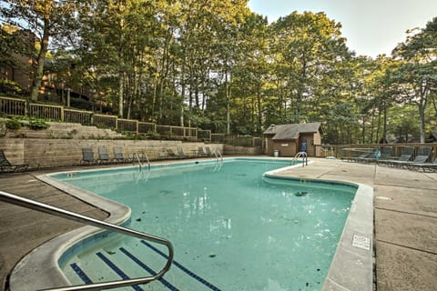 Wintergreen Resort Mountain Condo with Pool Access! Apartment in Massies Mill