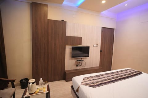 Bed, TV and multimedia, Photo of the whole room, Bedroom