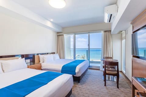 Photo of the whole room, Sea view