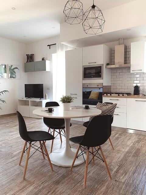 Kitchen or kitchenette, Seating area, Dining area