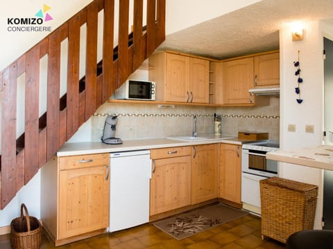 Nearby landmark, Coffee/tea facilities, Kitchen or kitchenette, dishwasher, locker, locker, stove, stove, toaster, toaster, kitchen, kitchen