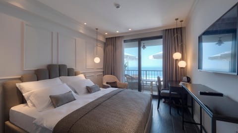 TV and multimedia, Bedroom, Pool view, Sea view