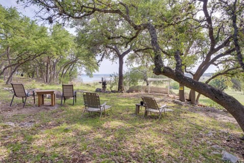 Charming Canyon Lake Cottage with Pool and BBQ Pit! Casa in Canyon Lake