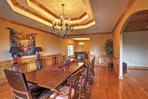 Grand Home with Indoor Pool and Basketball Court and View Casa in Branson