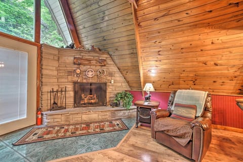 A-Frame Gatlinburg Cabin with Deck and Private Hot Tub House in Gatlinburg