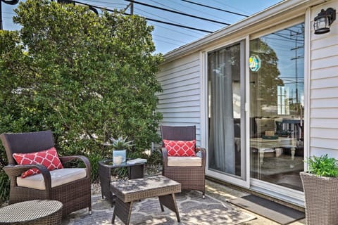 Beachy Lavallette Cottage with Outdoor Shower, Patio Haus in Toms River