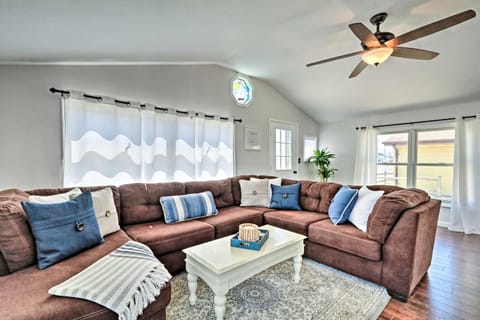 Beachy Lavallette Cottage with Outdoor Shower, Patio House in Toms River