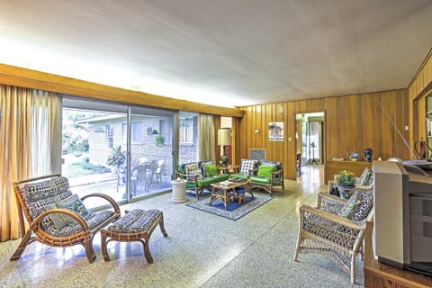 Spacious Mid-Century Brownsville Home with Yard Casa in Brownsville