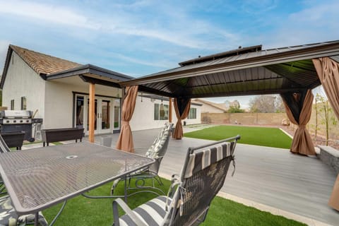 Mesa Home with Patio and Grill - 4 Mi to Salt River! Maison in Mesa