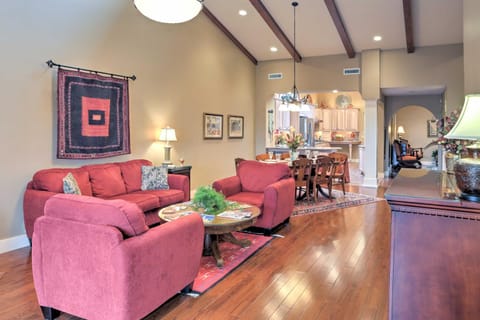 Rustic Fayetteville Townhome with Fireplace and 3 Decks Haus in Fayetteville