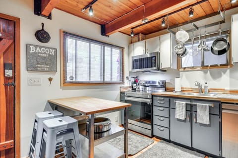 Inviting Mt Hood Cabin with Porch 1 Mi to Skibowl! Cabin in Government Camp