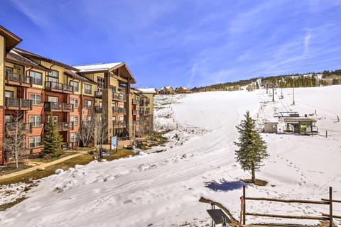 Granby Condo with Mtn Views and Ski-InandSki-Out Access! Copropriété in Granby