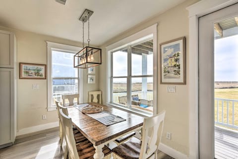 Breezy Galveston House with 2 Decks and Ocean Views! Haus in Galveston Island