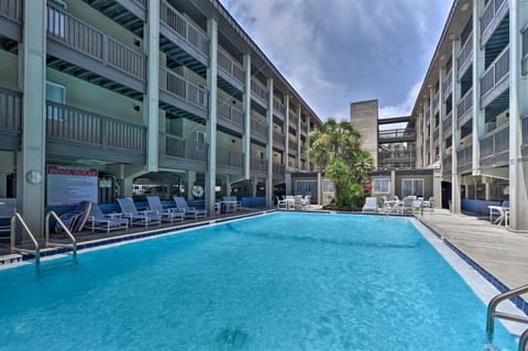 Ocean-View Resort Condo with Pool and Beach Access Condominio in Fernandina Beach