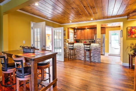 Remodeled Swannanoa Cottage with Sauna, YardandFire Pit House in Swannanoa