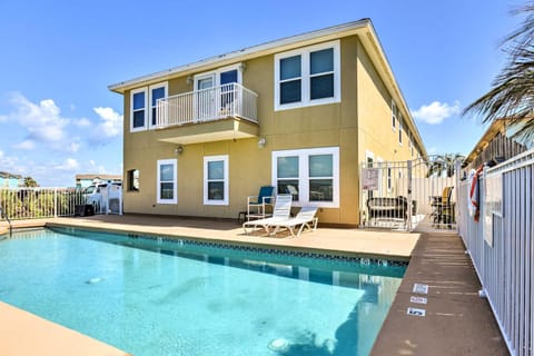 Waterfront Corpus Christi Townhome with Pool and Dock! Haus in North Padre Island