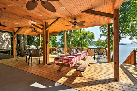 Lakefront Rutledge Home with Fire Pit and Private Dock Maison in Morristown