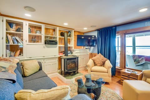 Ossipee Lake Cottage with Screened Porch and Fire Pit! Maison in Ossipee Lake