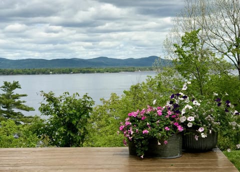 Ossipee Lake Cottage with Screened Porch and Fire Pit! House in Ossipee Lake