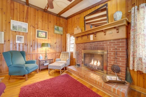 The Red Loft Candler Cottage 18 Mi to Asheville! House in East Fork
