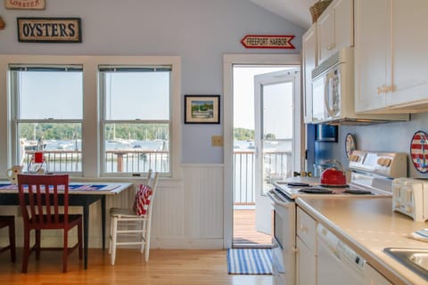 Heron Cottage on Casco Bay with Deck and Boat Dock! House in South Freeport