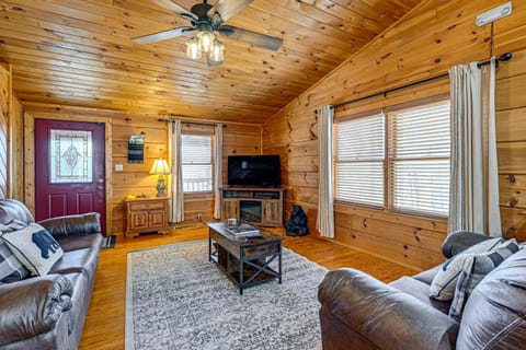 Bryson City Cabin with Private Hot Tub and Pool Table! Haus in Swain County