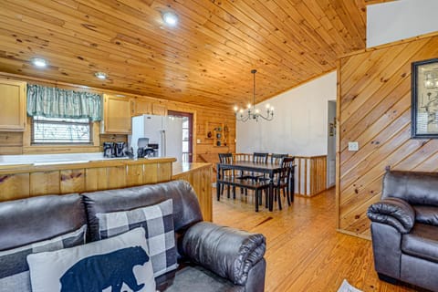 Bryson City Cabin with Private Hot Tub and Pool Table! Haus in Swain County