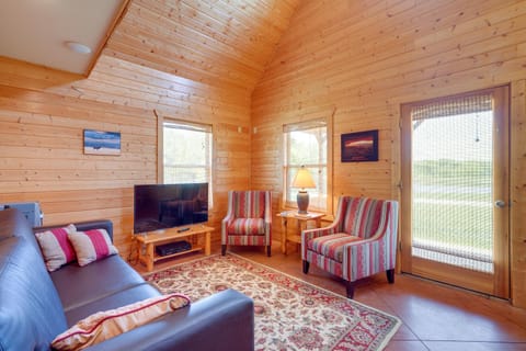 Lakefront Columbia Cabin with Porch and Shared Dock House in Missouri