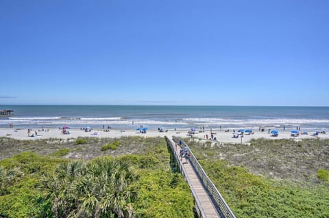 Isle of Palms Beachfront Condo with Balcony and Pool! Eigentumswohnung in Isle of Palms