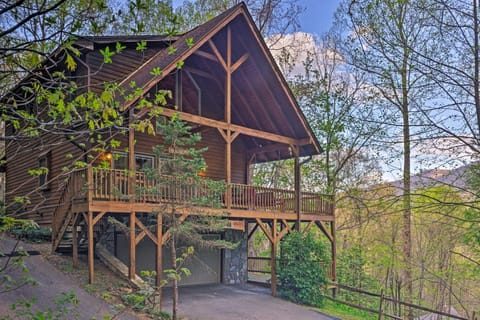 Spacious Maggie Valley Cabin with Hot Tub and MTN View Maison in Maggie Valley