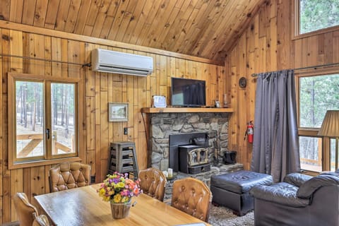 Modern Black Hills Cabin with Loft and Wraparound Deck Casa in West Pennington