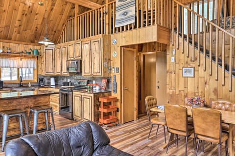 Modern Black Hills Cabin with Loft and Wraparound Deck Haus in West Pennington