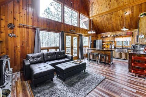 Modern Black Hills Cabin with Loft and Wraparound Deck Casa in West Pennington