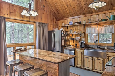 Modern Black Hills Cabin with Loft and Wraparound Deck Haus in West Pennington