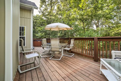 Lakefront Blue Eye Cottage with Hot Tub and Fire Pit! Haus in Oliver Township