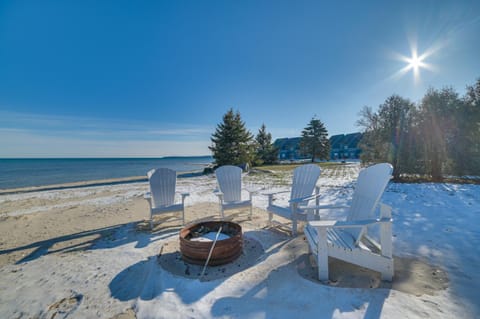 St Ignace Cottage with Deck and Beach on Lake Huron! Haus in Saint Ignace